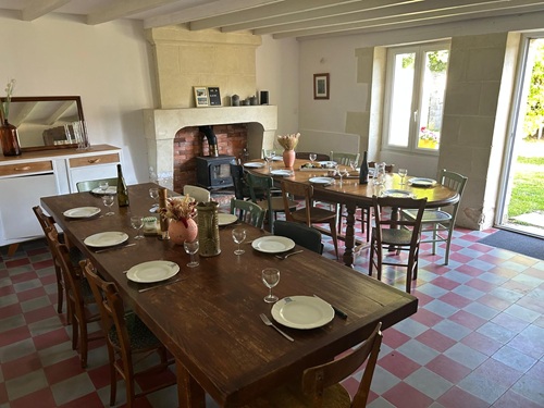la salle à manger de l'hébergement pour 14 personnes